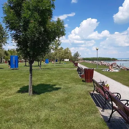 Sziget-lak, Strandkozeli Nyaralo